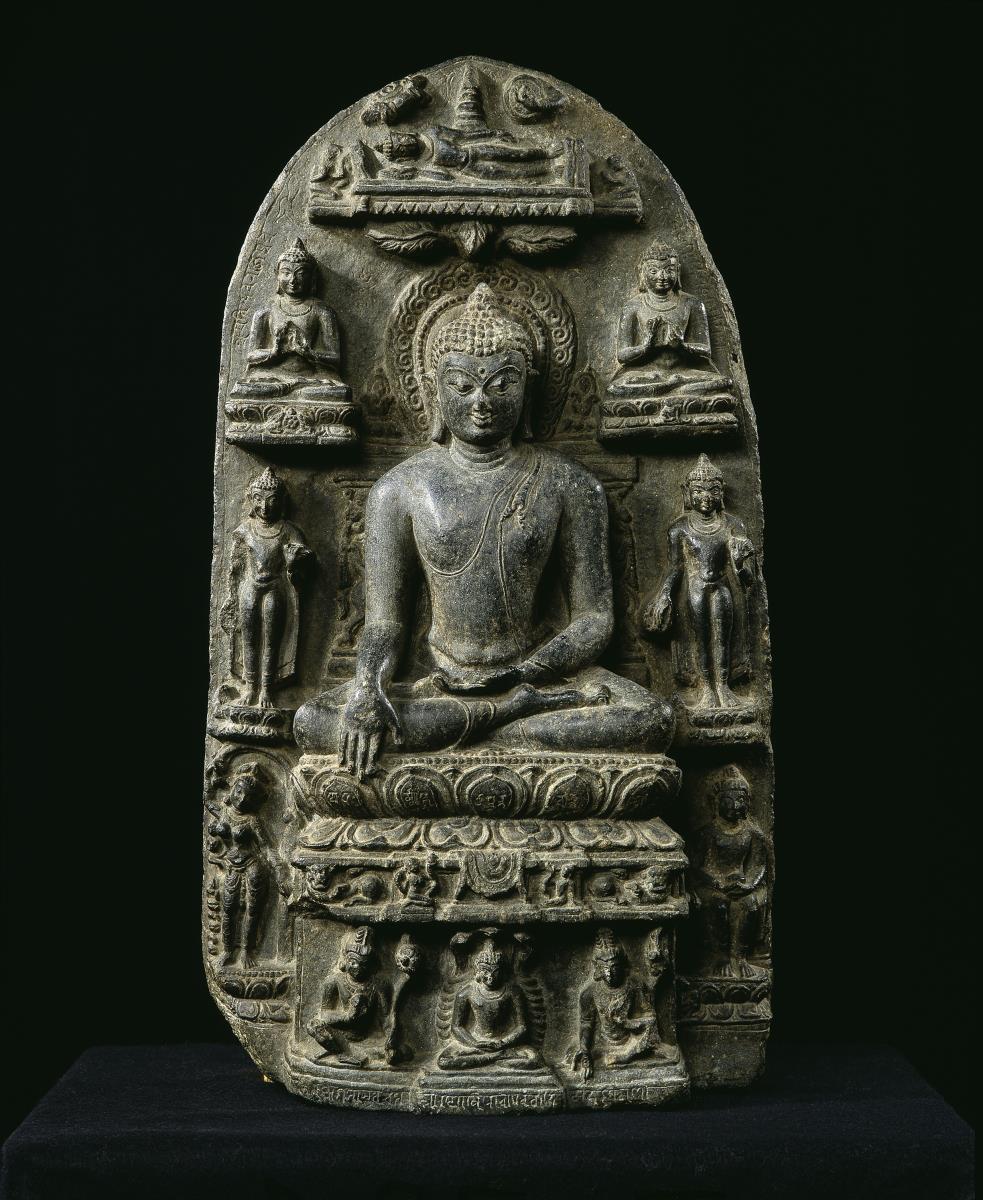 Sitzender Buddha in Erdanrufungsgeste unter dem Baum der Erleuchtung, Bildstele mit acht Wundern aus dem Buddhaleben