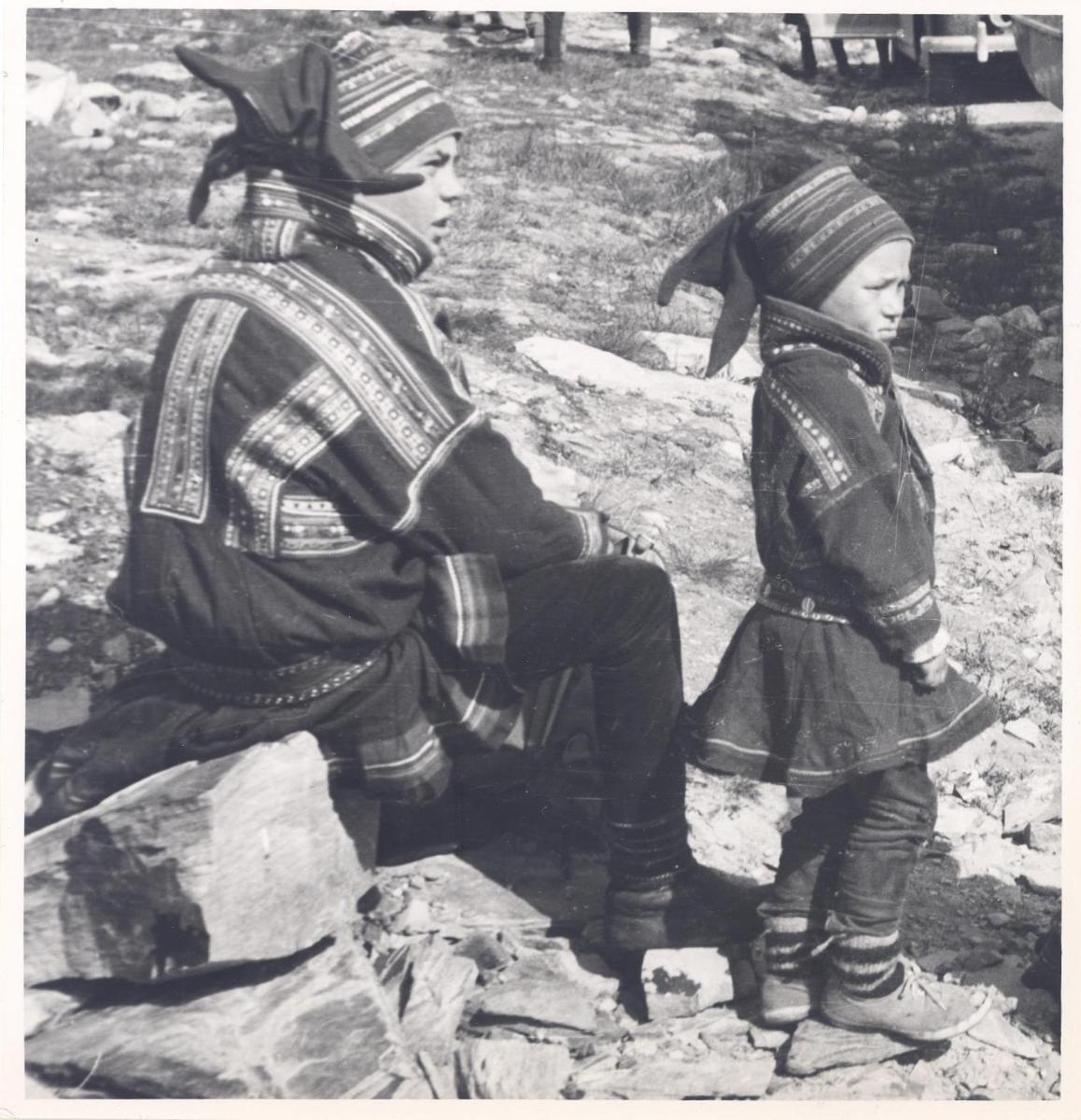 Samenjungen in Tracht