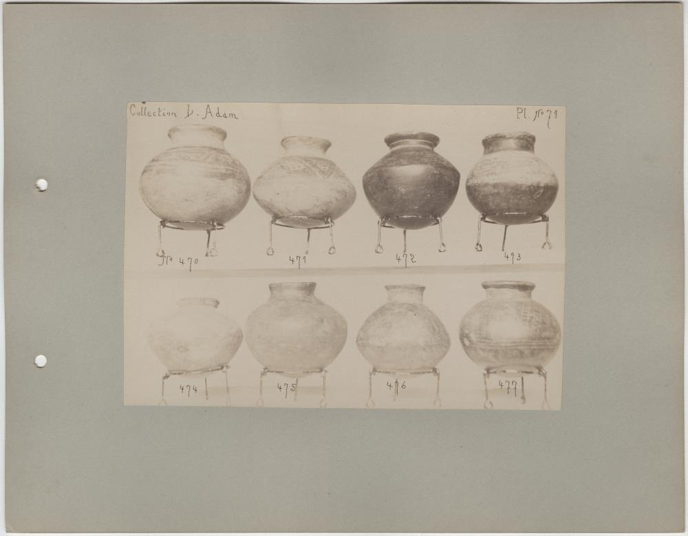 Acht Tongefäße. Sammlung L. Adam