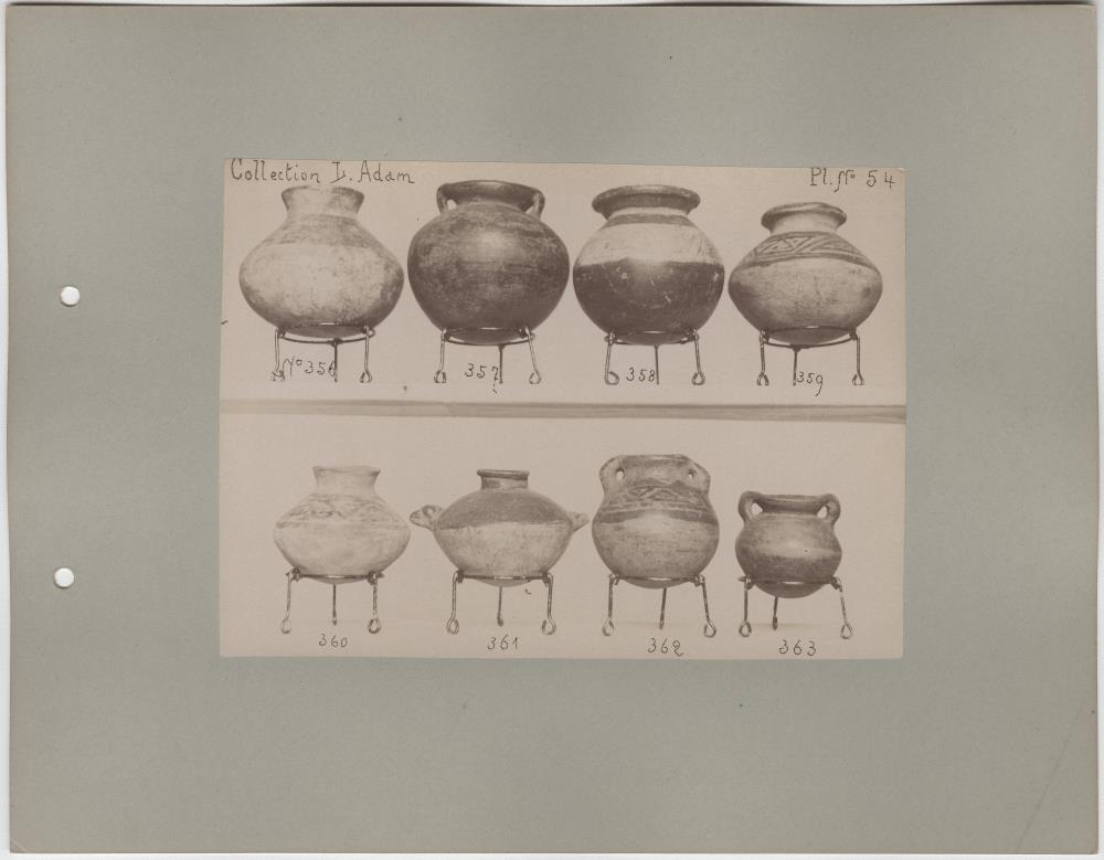 Acht Tongefäße. Sammlung L. Adam