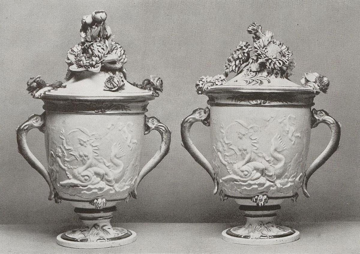Deckelvase mit Relief und Delphinhenkeln
