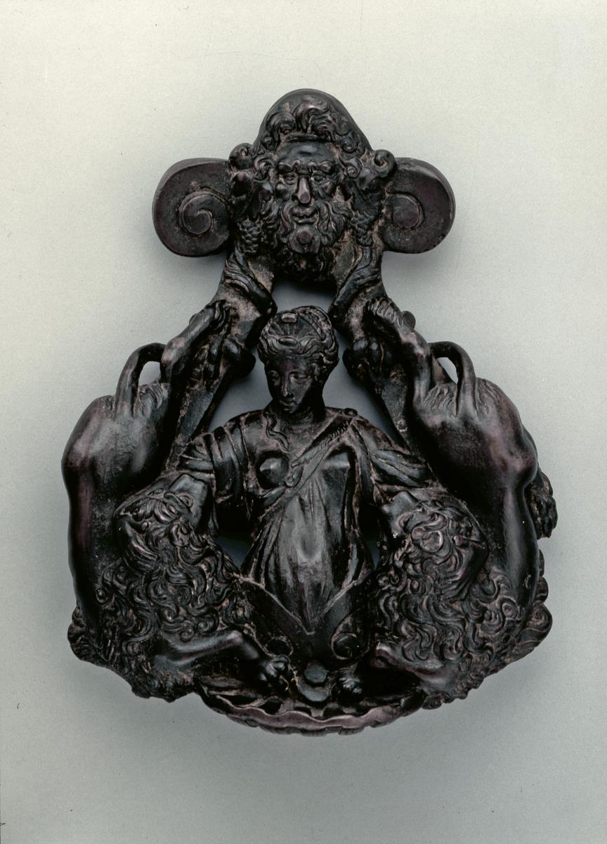 Weibliche Halbfigur zwischen Löwen