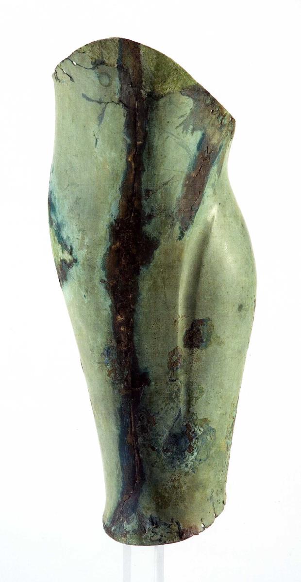 Beinschiene aus Blech, getrieben. grüne Patina
