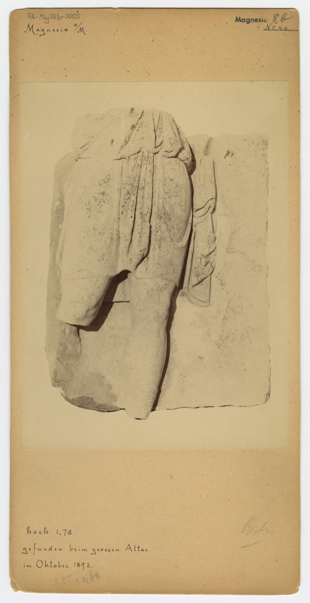 Magnesia am Mäander, Artemisaltar, Reliefplatte
