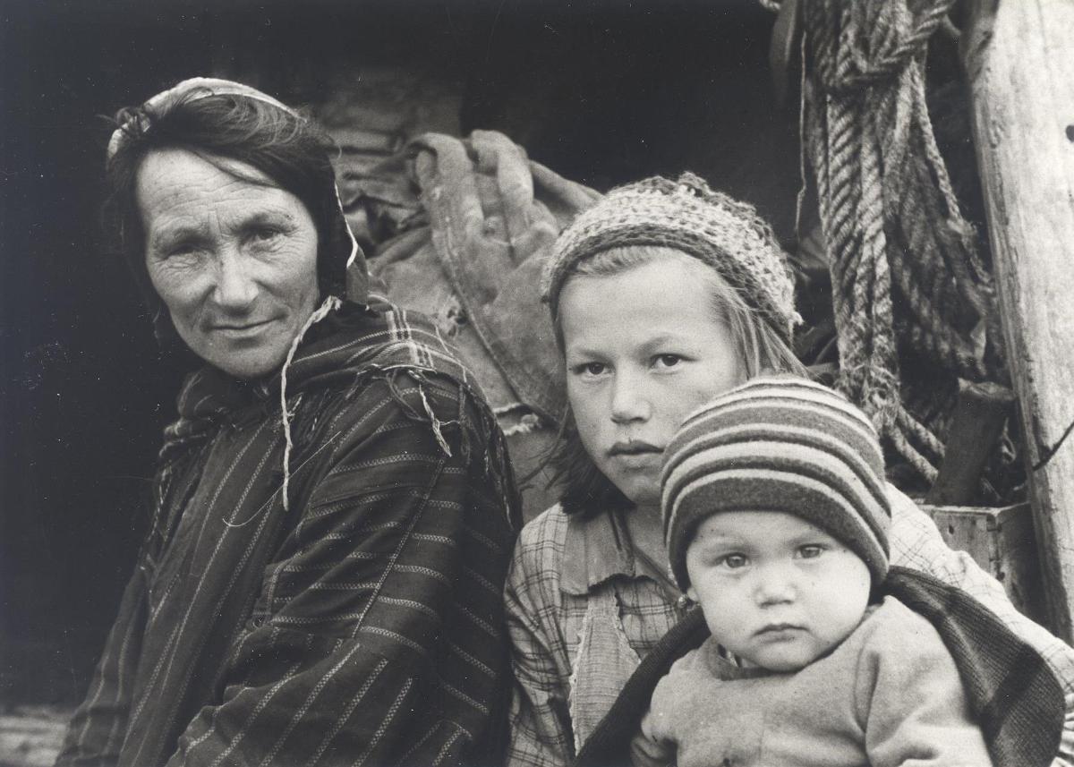 Samin mit zwei Kindern (Nahaufnahme)