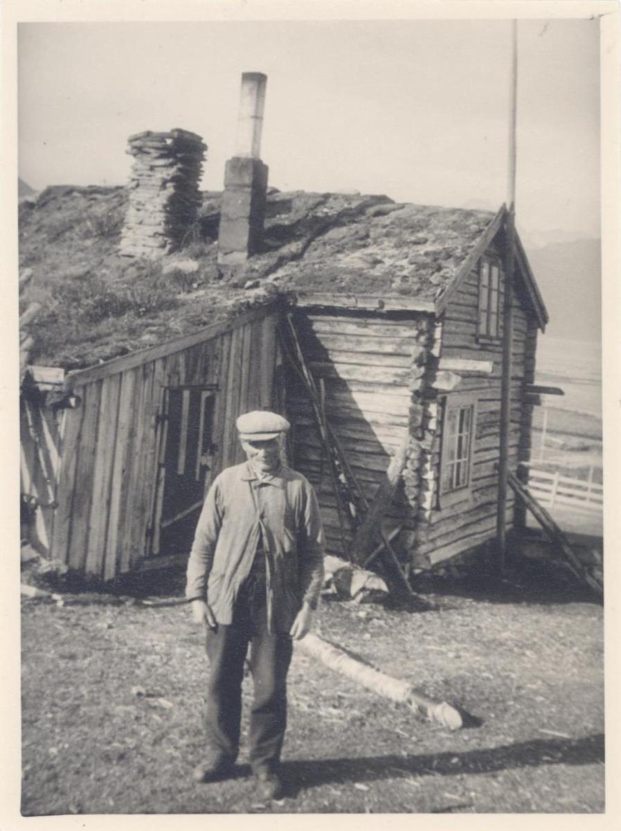 Same vor einem Holzhaus