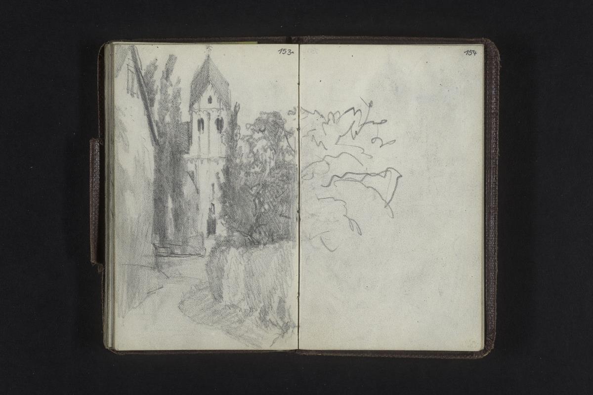 Romanischer Kirchturm mit Haus, Weg und Garten im Vordergrund