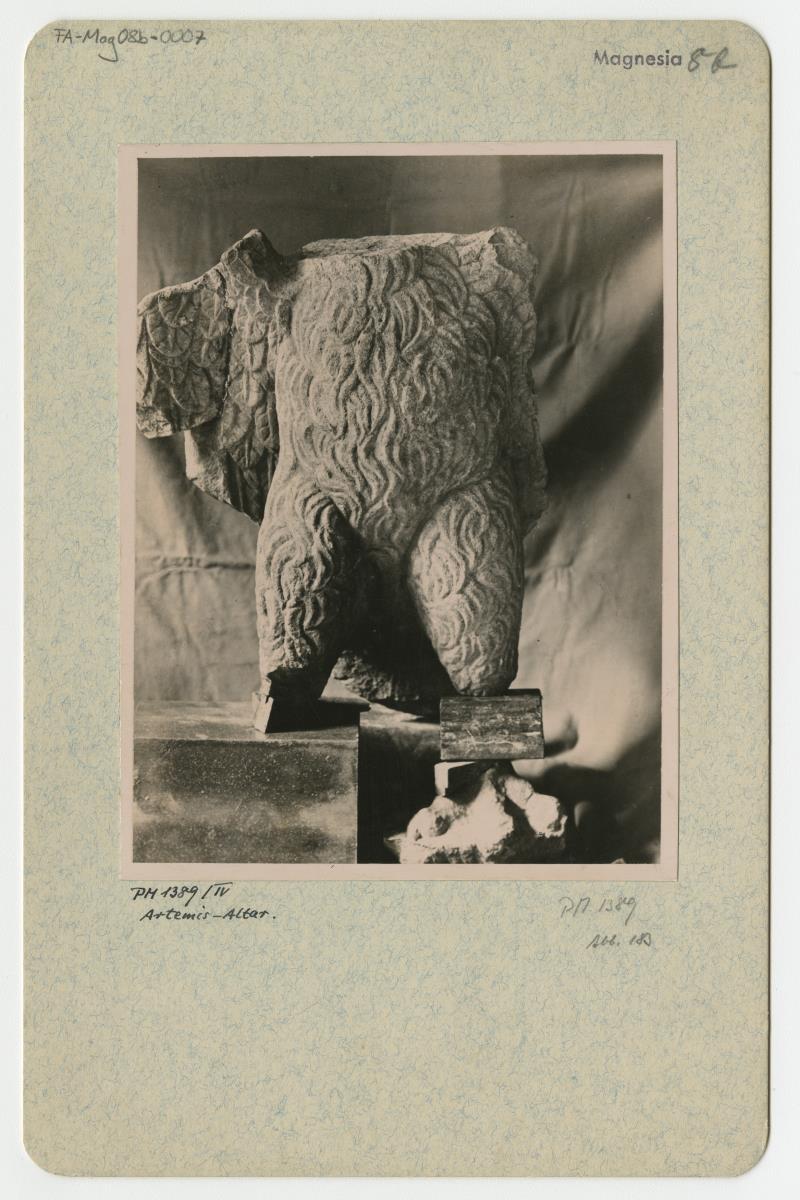 Magnesia am Mäander, Artemisaltar, Reliefplatte