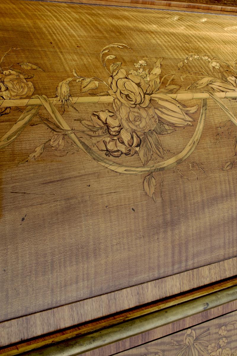 Zylinderbureau mit Blumenbouquets