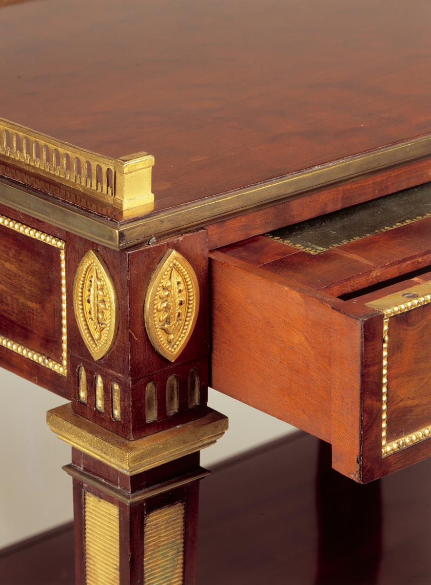 Kleiner Schreibtisch mit Galerie