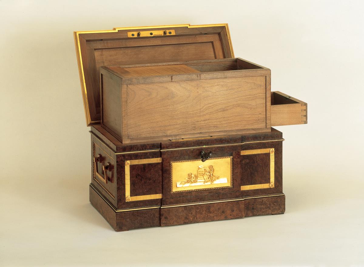 Marmorierte Schatulle mit vergoldeten Bronzen