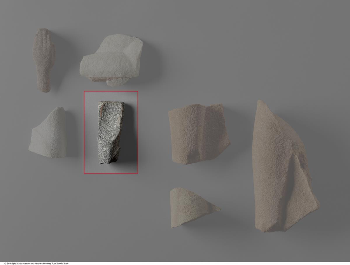 Unfertiges Handfragment (?) einer Statue