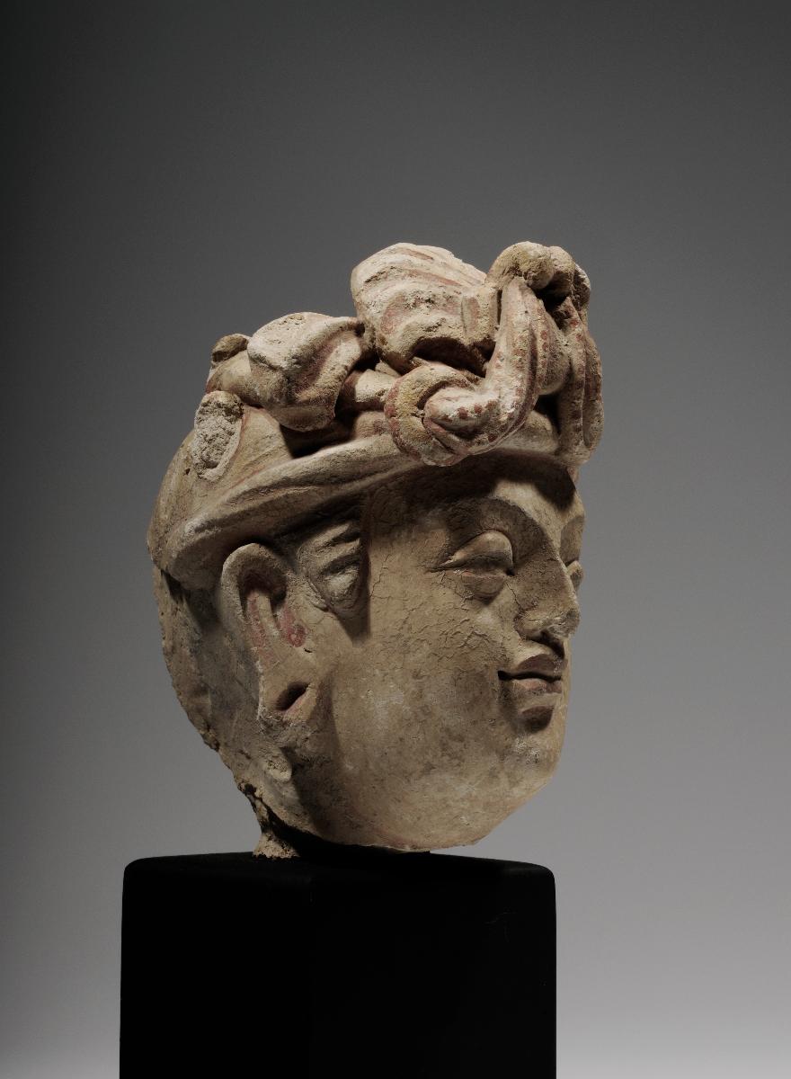 Kopf eines Mannes (Fürst/Gott/Bodhisattva?) mit Kokardenturban