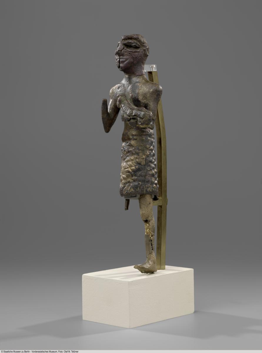 Statuette eines Mannes mit Opfertier