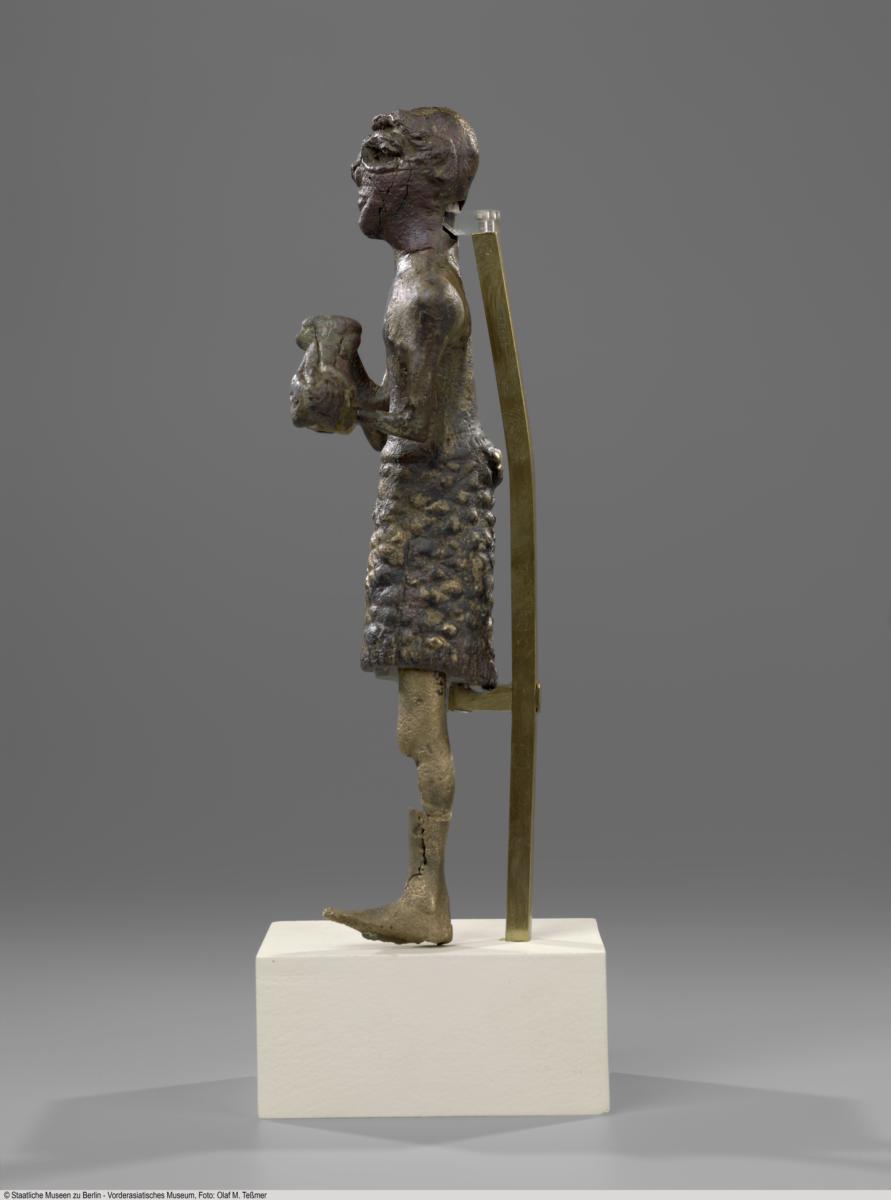 Statuette eines Mannes mit Opfertier