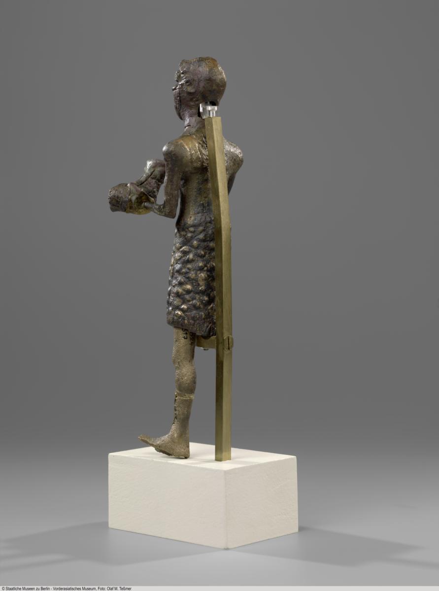 Statuette eines Mannes mit Opfertier