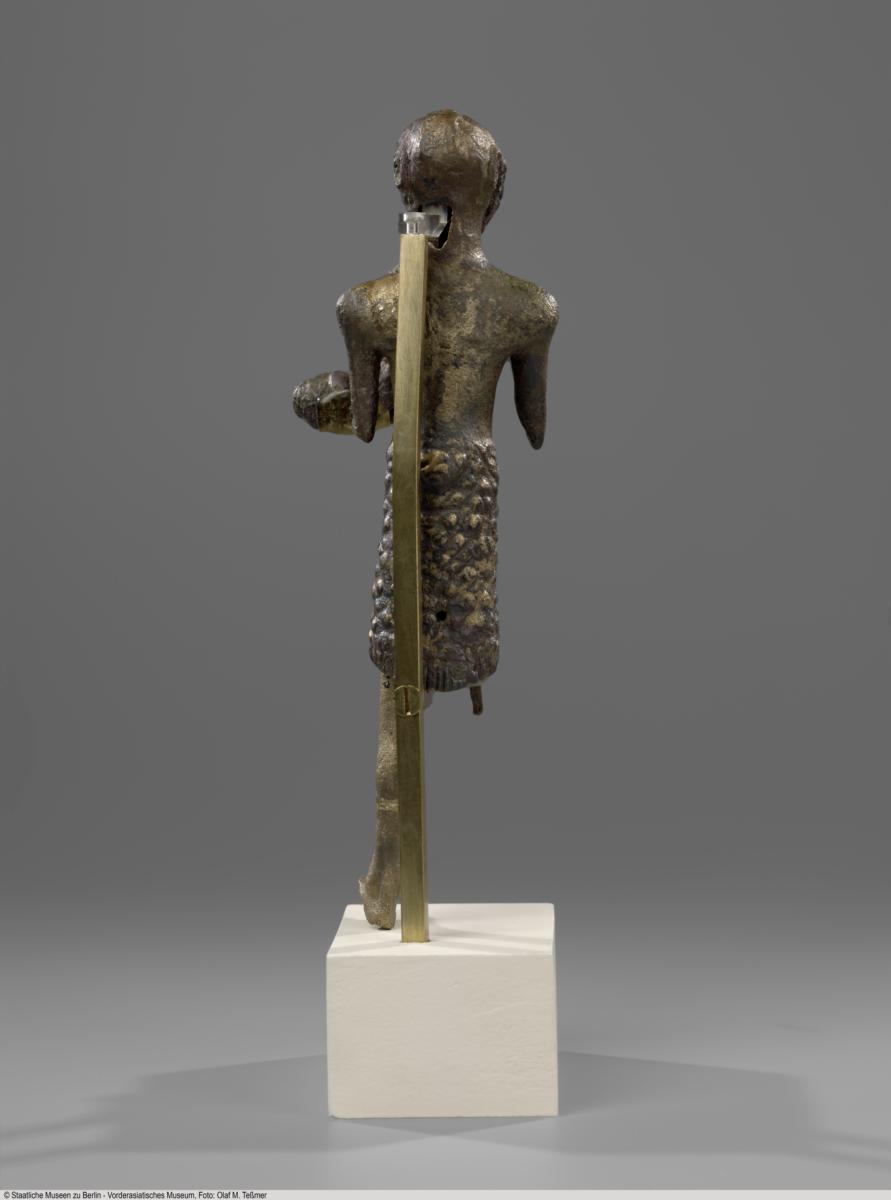 Statuette eines Mannes mit Opfertier