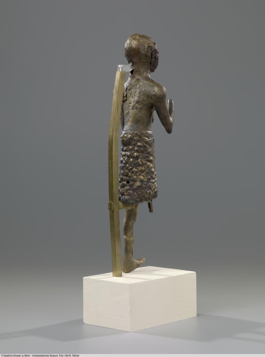 Statuette eines Mannes mit Opfertier