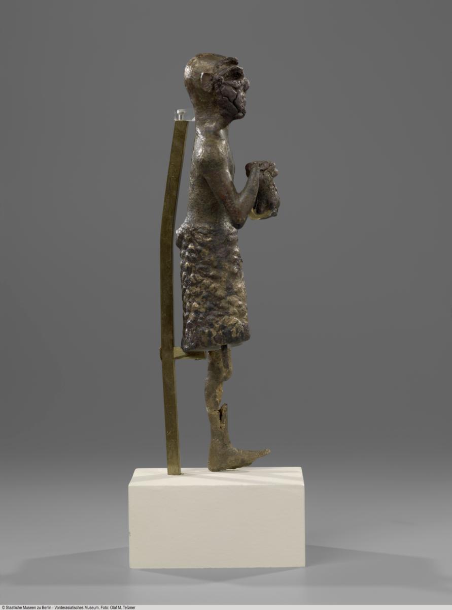 Statuette eines Mannes mit Opfertier