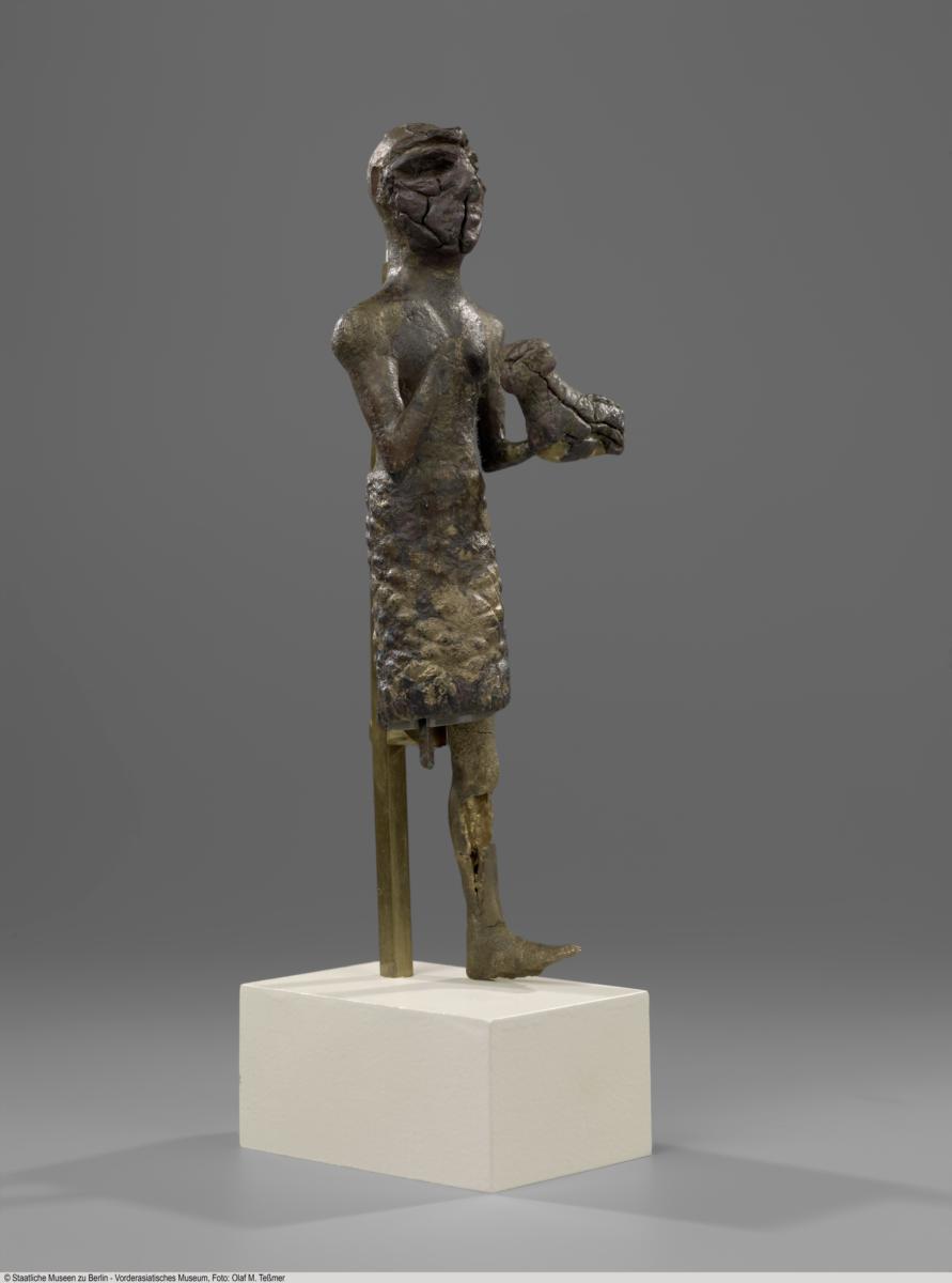 Statuette eines Mannes mit Opfertier