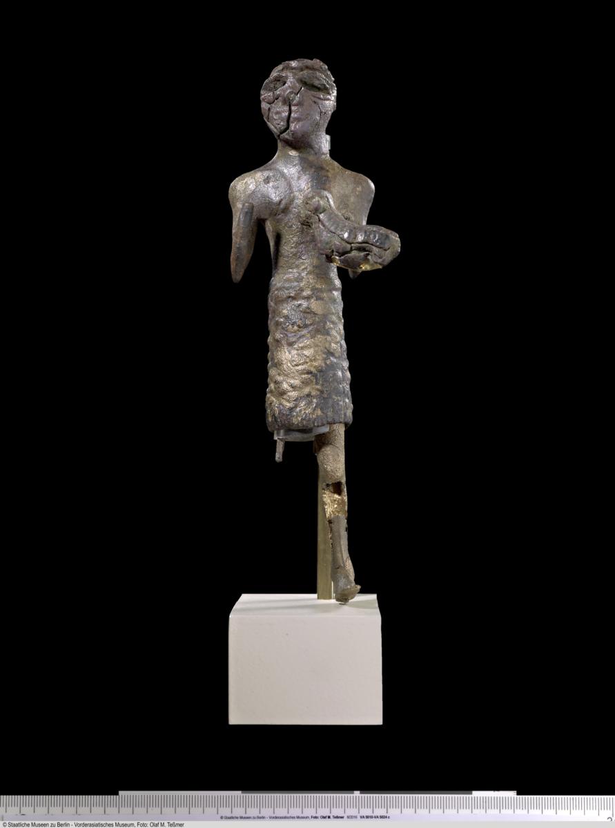 Statuette eines Mannes mit Opfertier