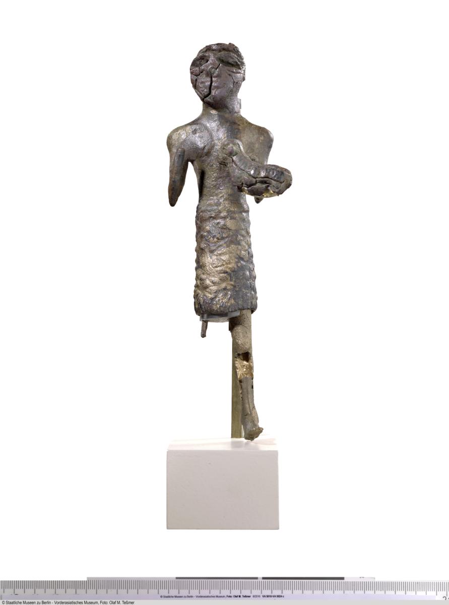 Statuette eines Mannes mit Opfertier