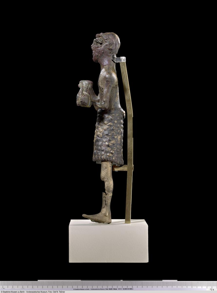 Statuette eines Mannes mit Opfertier