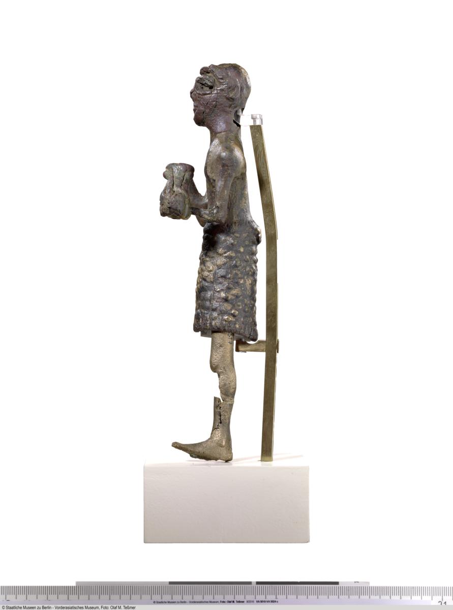 Statuette eines Mannes mit Opfertier