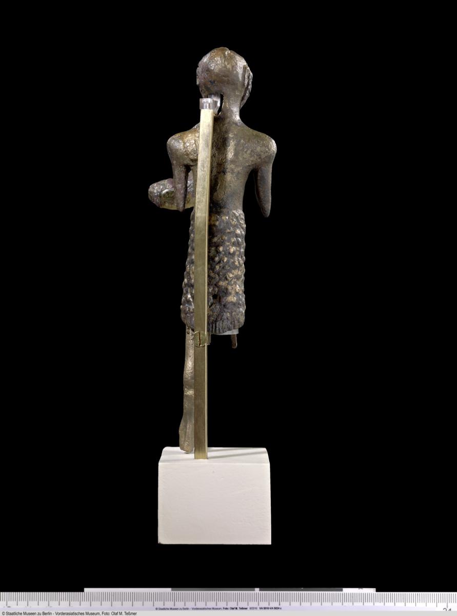 Statuette eines Mannes mit Opfertier