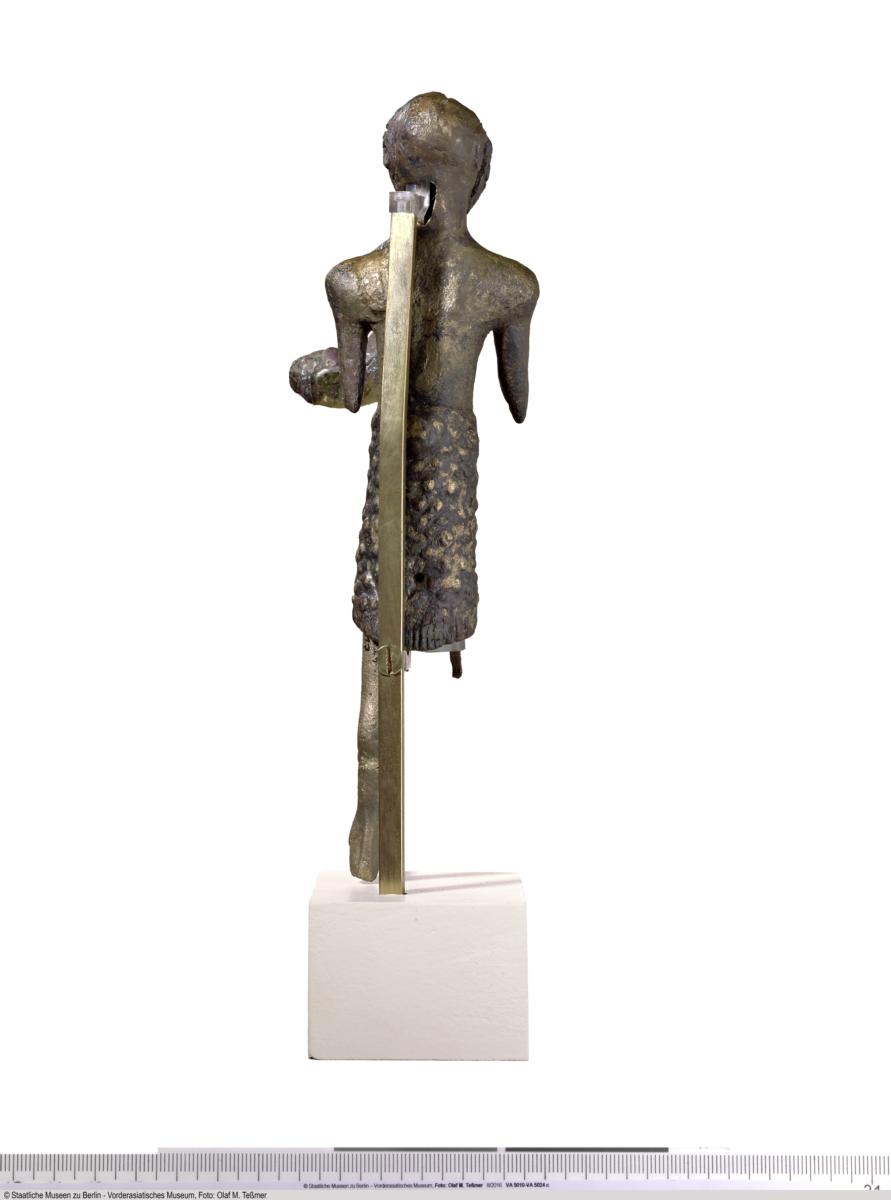 Statuette eines Mannes mit Opfertier