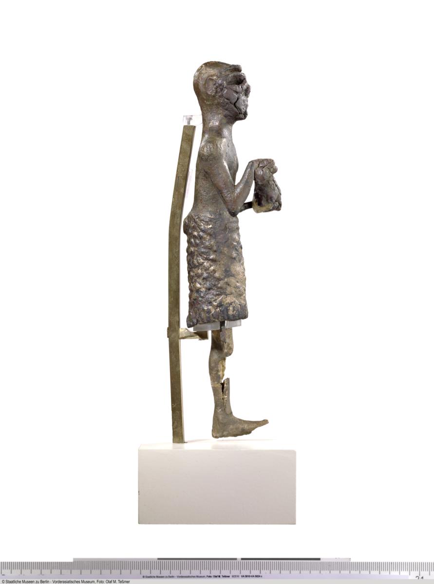 Statuette eines Mannes mit Opfertier