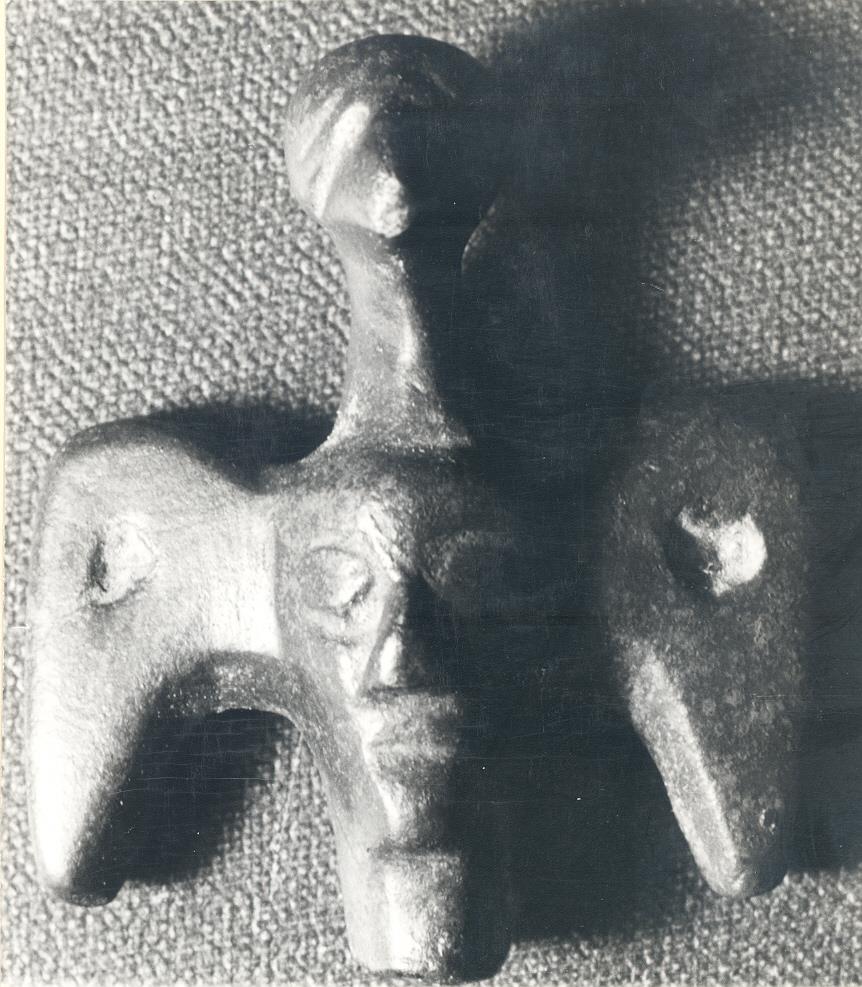 Figur eines Adlers mit menschlichem Gesicht auf der Brust