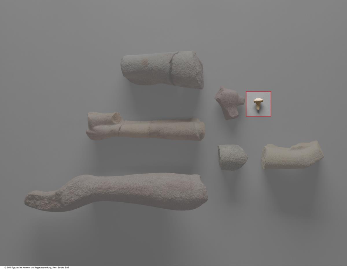 Linke Hand einer Figur