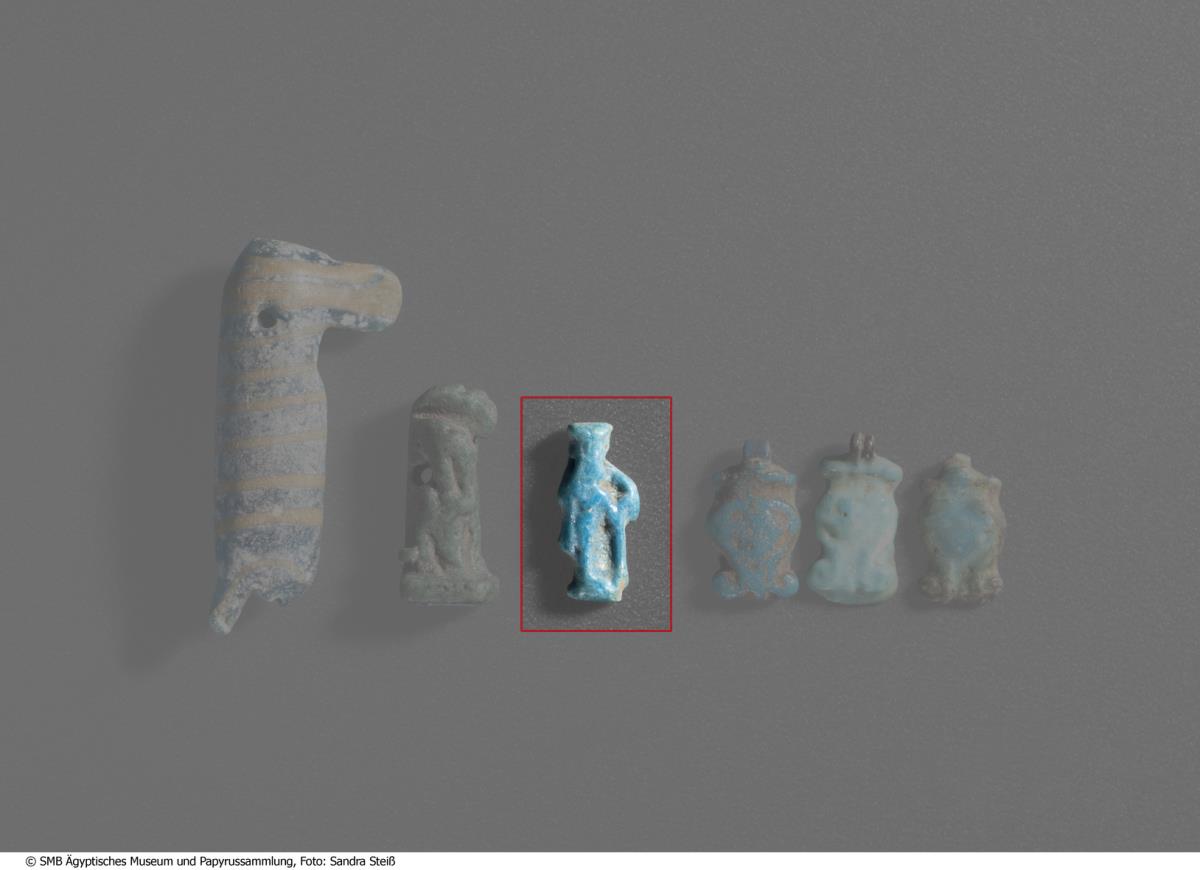 Amulett in Gestalt einer stehenden Göttin mit Was-Szepter (?)