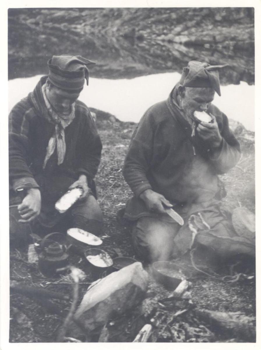 Samen bei der Mahlzeit am Lagerfeuer
