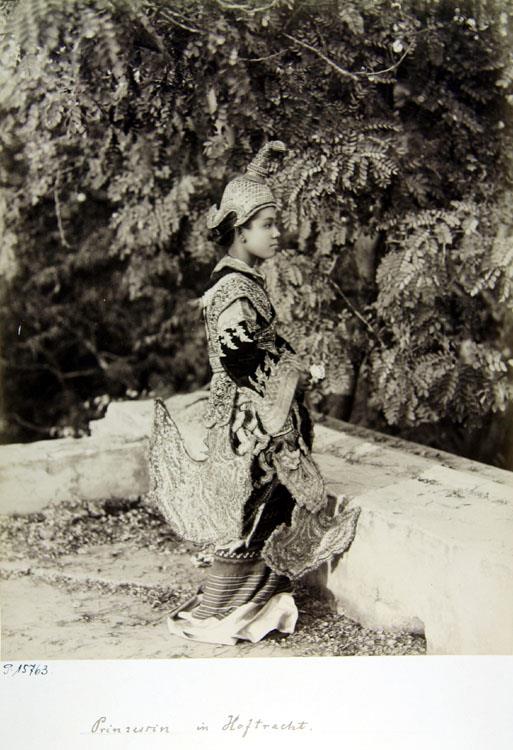 Prinzessin in Hoftracht.