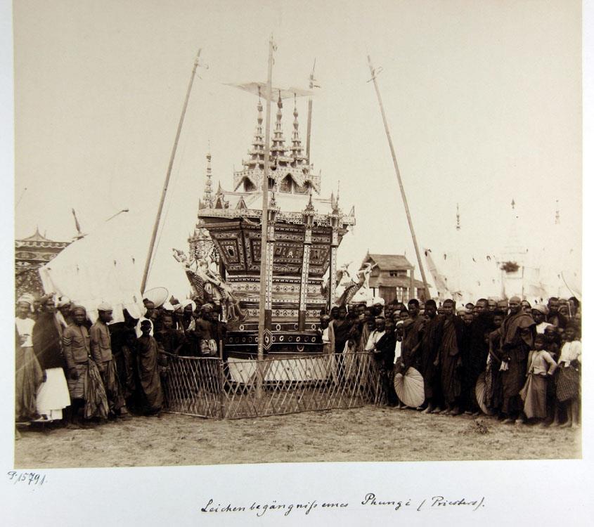 Leichenbegängnis eines Phungi (Priesters).