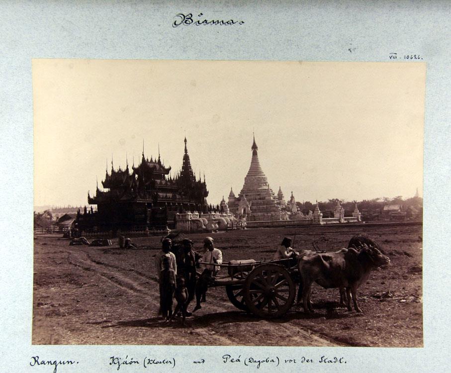 Kjáon (Kloster) und Peá (Dagoba) vor der Stadt Rangun