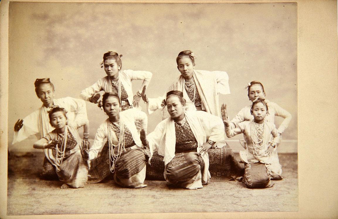 Tanzende Frauen und Mädchen
