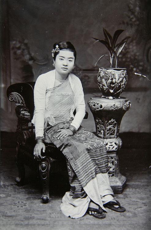 sitzende Frau