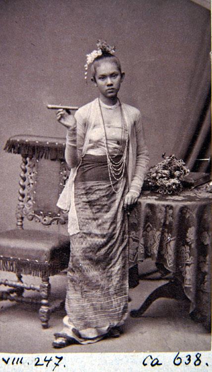 Frau mit Zigarre