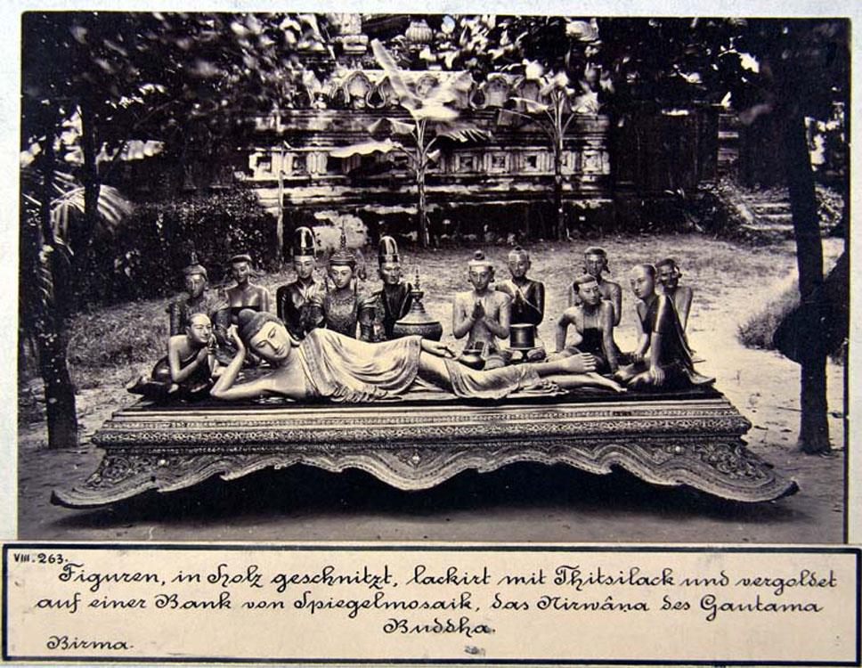 Gautama Buddha  liegend umgeben von Figuren, aus Holz geschnitzt