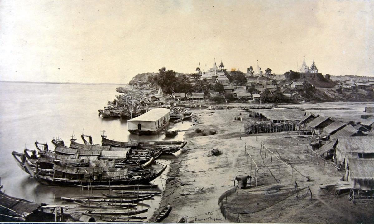 Petroleumschiffe vor der Stadt Je-nan-gjaung (Yaynangjoung) (Erdölstadt)