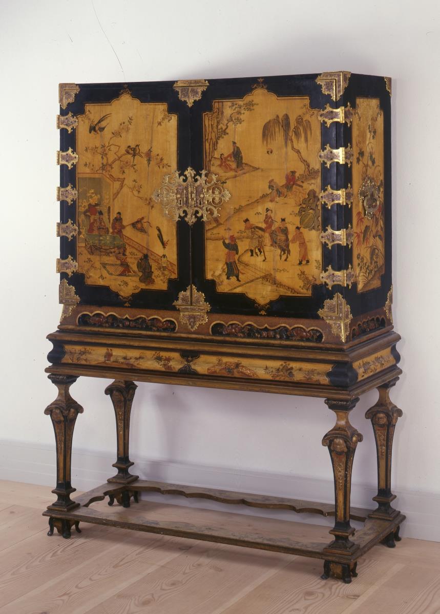 Lackierter Kabinettschrank aus dem Holländischen Palais in Dresden