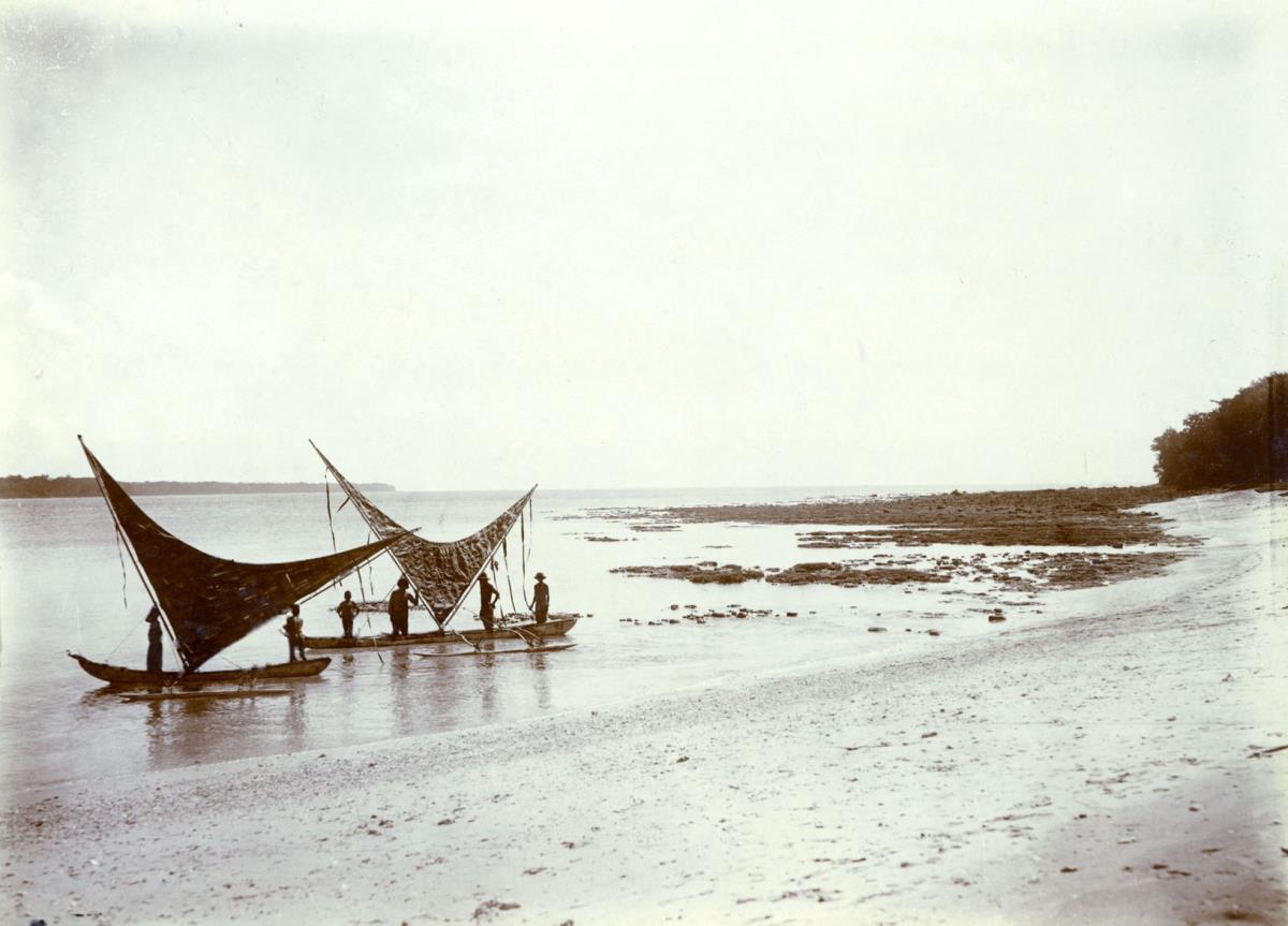 "Strand und Segelkanoes. Vao."