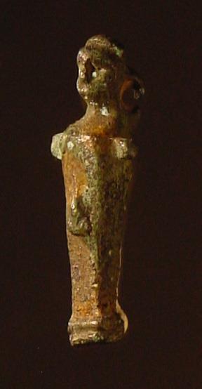 Kleine Herme mit Phallus und viereckigen Ansätzen statt der Arme, am Nacken eine Öse