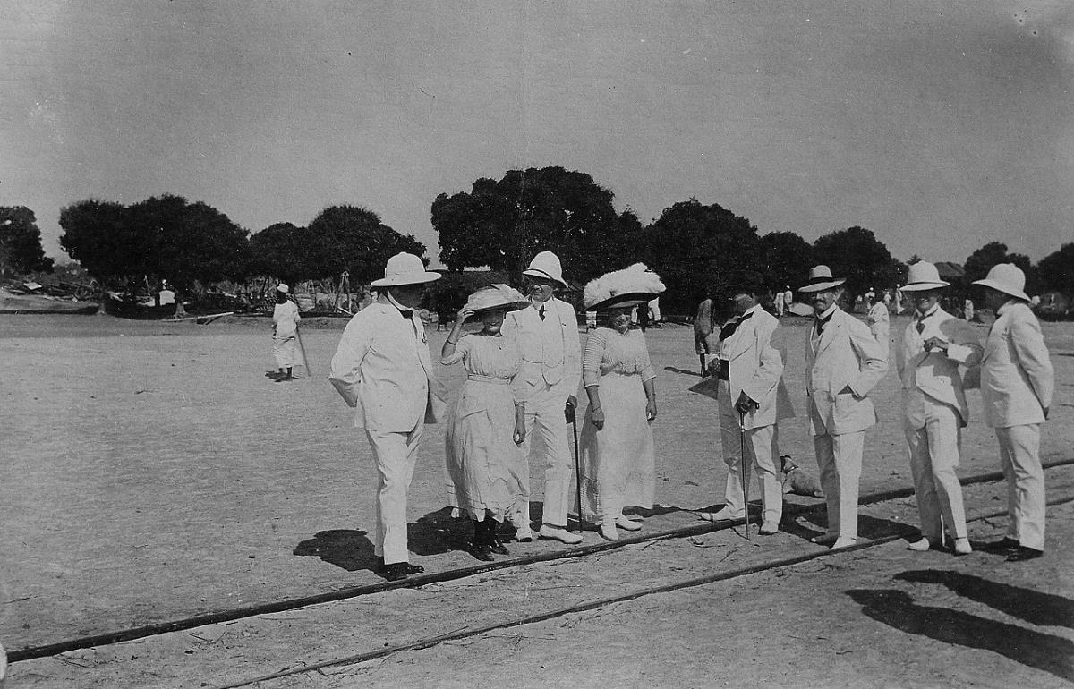 Zur Einweihung der Zentralbahn in Tabora, v.l.n.r.: Baudirektor Hoffmann, Frl. Hoffmann, Frau Hoffmann, Baurat Allmaros, Ing. Herig, Dipl. Ing. von Rothe, Assessor Dr. Radlauer auf dem Bhf. Tabora vor dem Empfang des Staatssekretärs Dr. Salf