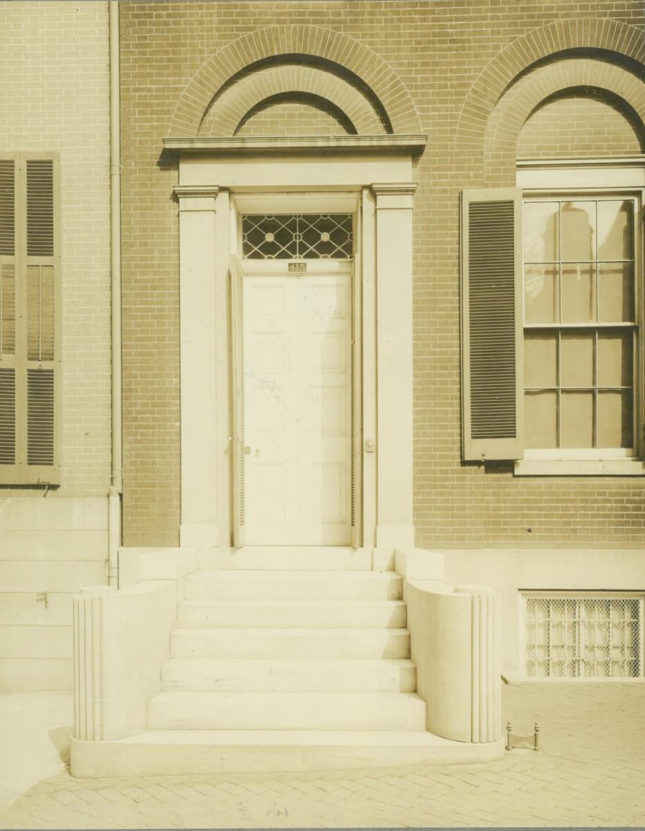 Baltimore, 415, North Charles Street, Hauseingang