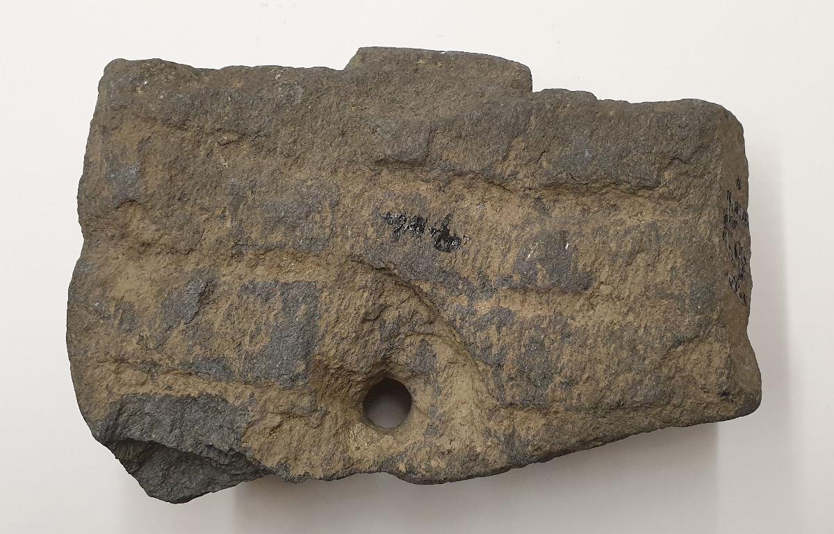 Teil einer vertikalen Stele (Fragment): Zwei weibliche Büsten auf Balkonbrüstung (rechts); meditierende Buddhas in übereinandergestaffelten Bildfeldern (links)