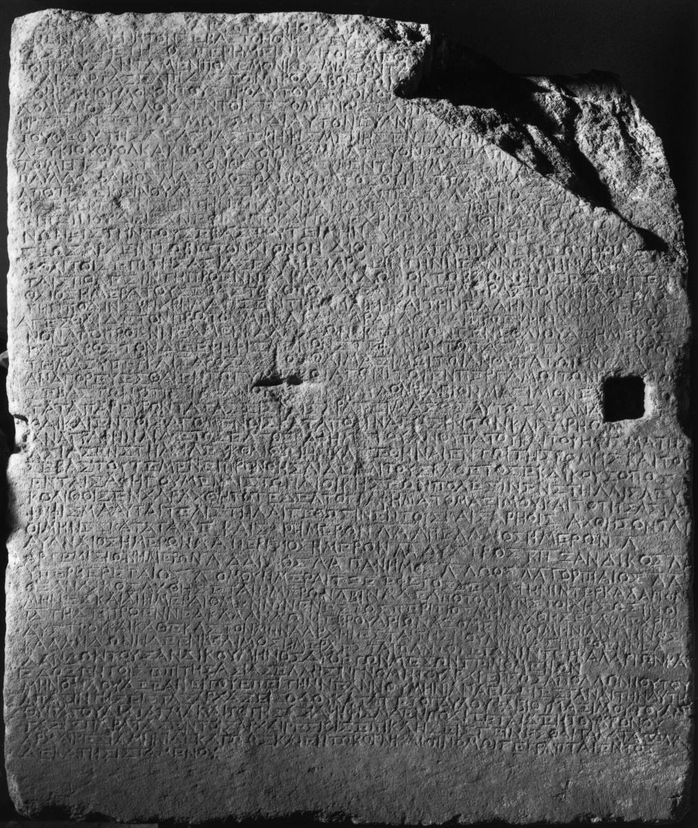 Einer (Z. 32 - 84) von zwei Steinen der beschrifteten Ante der mittleren Exedra der Nordhalle (Agora): Edikt des Prokonsuls Paulus Fabius Maximus und Beschlüsse der Hellenen von Asia zur Einführung eines gemeinsamen Kalenders für die Provinz Asia (asianischer Kalender)